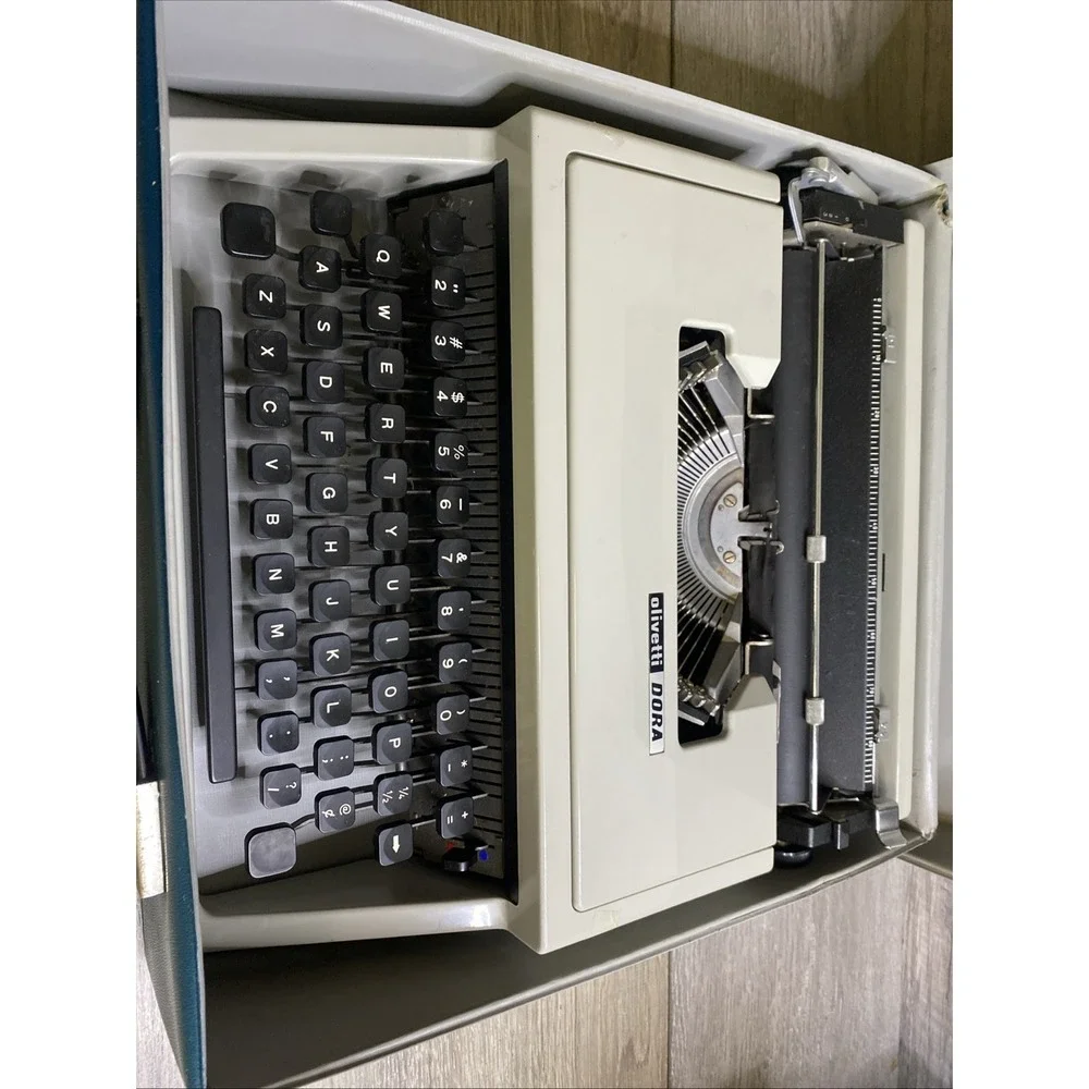 Vintage Olivetti dora typewriter- with original Case. Spain